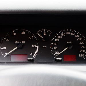 Ein ganz besonderes Detail dürfte seinen Eignern außerdem ins Auge fallen und verströmt einen Hauch von Sportsgeist: Der Tachometer reicht bis 280 km/h.(Foto:  Patrick Broich/SP-X)