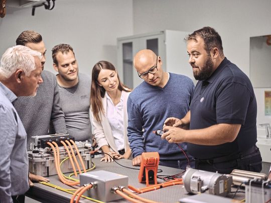 ZF Aftermarket bietet Hochvolt-Trainingsprogramme für verschiedene Zielgruppen an.(Bild:  Nico Kleemann – ZF)