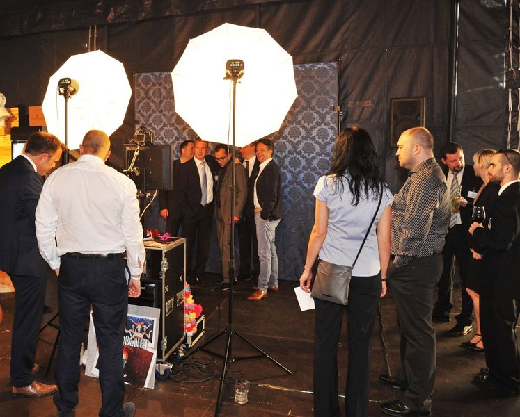 Zu den Attraktionen der Feier zählte die Fotowand zum Selbstauslösen. (Herweck)