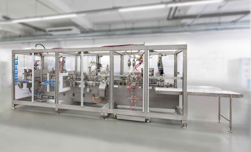 Zu sehen ist die Thermokontakt-Form-Fill-Seal-Anlage KFFS 122 zur Produktion von
Infusionsbeuteln. (www.schatzl.at / Kiefel)