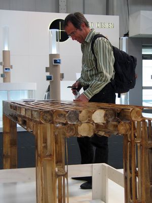 Tisch aus Bambus. Das Material gibt diesem Produkt eine extrem hohe Stabilität. Er ist ein Highlight auf dem Themenpark Material Trends 2008. (Archiv: Vogel Business Media)