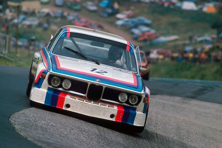Das markante Farbdesign selbst hatte seine Rennpremiere 1973 am BMW 3.0 CSL, der auch deswegen als sogenannter „Streifenwagen“ zur BMW-Ikone wurde. (Bild: BMW AG)