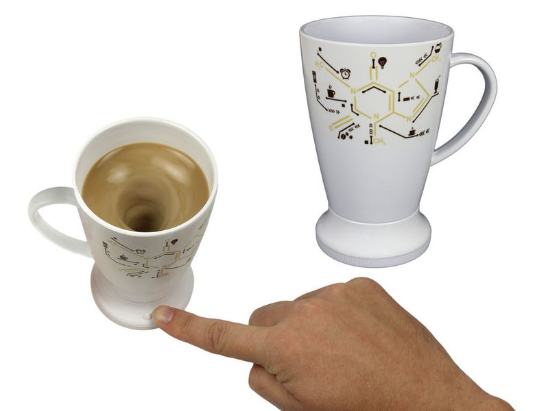 Eine Kaffeetasse, die sich selbst umrührt, mit einem Koffein-Molekül bedruckt. Mag unnötig klingen, sorgt aber sicher dafür, dass man der Hingucker in der Kaffeeküche ist. Im Sockel des Bechers ist ein kleiner Propeller eingebaut, der batteriebetrieben für das richtige Drehmoment sorgt. (Get Digital)