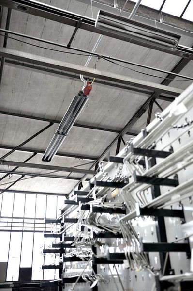 Die schlecht isolierte Gebäudehülle mit einschaligem Glas machte der Dampfkesselanlage die wirtschaftliche Beheizung unmöglich. Mehr Energieeffizienz brachten Infrarotstrahler. Bilder: Schwank (Archiv: Vogel Business Media)
