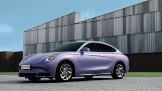 Der GWM Ora 07 ist eine kühn gezeichnete Fließhecklimousine im Stile eines viertürigen Coupés. (Bild: GWM)