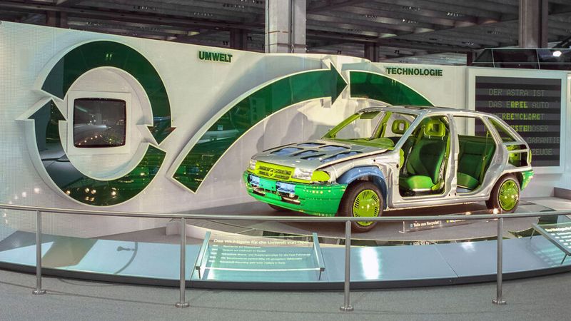 Die Opel-Ingenieure hatten beim Astra auch Wert auf eine effiziente Nutzung von Ressourcen gelegt. Große Teile der Instrumententafel, der Innenverkleidung, der Sitze und der Mittelkonsole sind aus Polypropylen. Dafür hatte Opel eigens ein ressourcenschonendes Recyclingverfahren entwickelt. Weitere Fahrzeugteile wie Stoßfängerträger und Radlaufverkleidungen bestehen ebenfalls aus Recyclingmaterial. (Bild: Opel GmbH)