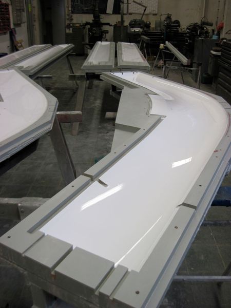 Kurze Zeit später alle Formen mit dem weißen Lack, welcher als erstes in die Form lackiert werden muss um die äußere Schicht des Flügels zu bilden. (Akaflieg Karlsruhe)