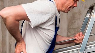 Rückenschmerzen sind häufig eine Folge der Arbeitsbelastung. (Nürnberber Versicherung)