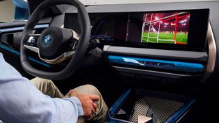 Fußballfans müssen aus ihrem BMW nicht mehr aussteigen, um Bundesligaspiele zu sehen. (Bild: BMW)