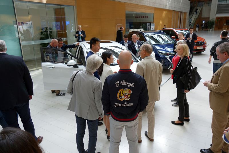 Bei BJEV, der Elektroauto-Tochter des chinesischen Staatsunternehmens BAIC, erfuhren die Teilnehmer allerhand Wissenswertes über die Entwicklung der Elektromobilität in China. (Wehner/»kfz-betrieb«)