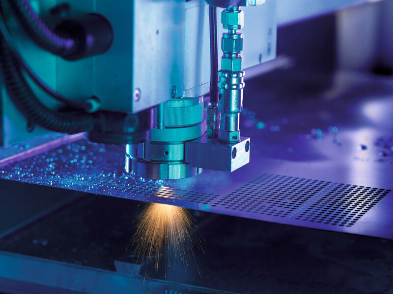 Le découpage au laser, guidé par un mince filet d'eau évite l'échauffement des pièces. (Image: Synova)