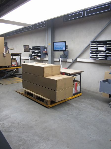 Am Packplatz wird der Mitarbeiter unterstützt, zum Beispiel wird kontrolliert, ob die zu versendenden Blechwerkstücke ordnungsgemäß in den Karton gelegt werden. (Bild: Optimum Datamanagement Solutions)