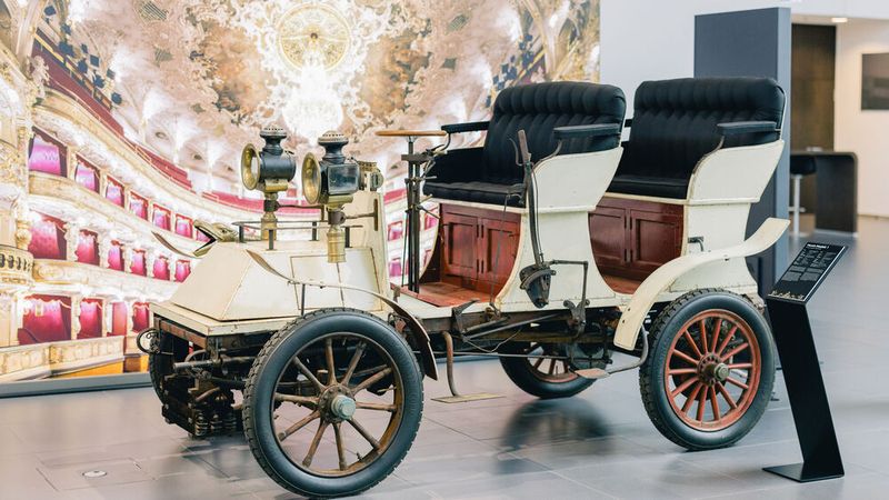 Das erste Auto baut Horch 1900, das Modell 1 „Vis à vis“ mit zwei Zylindern und vier bis fünf PS. Diesem folgte das Modell 4-15 mit dann typischer Anordnung der Sitzreihen. (Bild: Audi AG)