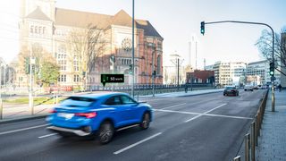 Der Ampelassistent kann für „grüne Welle“ sorgen. In zwei deutschen Städten hilft er bereits. (Audi)