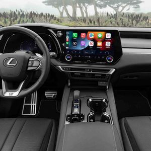 Der Arbeitsplatz im neuen RX kommt mit dem neuen 14-Zoll-Widescreen.(Bild:  Lexus)