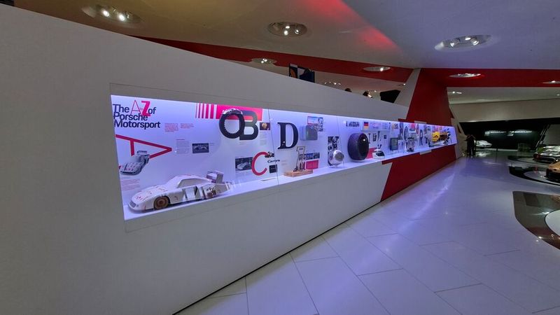 Die Ausstellung ist als Serie von Blickwinkeln angelegt. Ihre Dramaturgie führt vom Erleben zum Verstehen und eröffnet unterschiedliche Zugänge zum Motorsport. Visuell, räumlich und sinnlich. „Wir wollen Motorsport nicht erklären, sondern aus unterschiedlichen Perspektiven heraus erfahrbar machen“, sagtTanja Schleicher, Kuratorin im Porsche Museum. „Erst im Zusammenspiel dieser Blickwinkel entsteht ein tieferes Verständnis.“ (Bild: Dominsky – VCG)