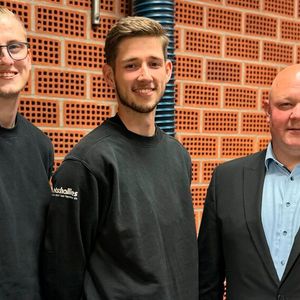 Die Sieger (v.l.) Jonas Troeder (Auto Schwerdtfeger, York Grimm (Petschallies Ahrensburg) und Björn Bigga (Berufsbildungsausschussvorsitzender des Landesverbandes des Kfz-Gewerbes Schleswig-Holstein).  (Bild:  Verband des Kfz-Gewerbes Schleswig-Holstein)