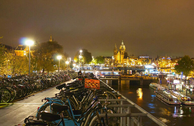 In Amsterdam fielen wir mit unserem kleinen Iglidur zwischen den vielen Fahrrädern kaum auf. (igus GmbH)