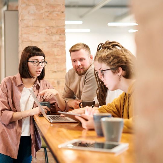 Die Entwicklung einer IIoT-Plattform ist aufwendig – der Rückgriff auf eine bereits vorhandene Infrastruktur ist eine Option.(Bild:  gemeinfrei / Pexels)