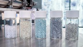 rPET pellets: At Fraunhofer IAP, terephthalic acid is recovered from PET to produce new polymers for bottles, fibers, and films. The yellowish to grayish hues are due to the recycled raw material. Through the targeted addition of additives, the color can be adjusted to produce even colorless material. (Bild: Fraunhofer IAP / Romina Schönefeld)
