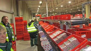 Konfektionierung: Die automatische Anlage im Zwischengeschoss wird bestens von der Logistik-Software unterstützt. (Bild: SLA)