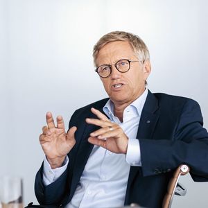 Oliver Maassen, CHRO und Mitglied des Vorstands bei Trumpf: „Von Tag eins an übernehmen Studierende bei uns Verantwortung für wichtige, meist internationale, Projekte. Die Vielfalt in unseren Bereichen Werkzeugmaschinen, Lasertechnik und additive Fertigung ist enorm. Themen wie Smart Factory oder EUV, die Technologie, mit der wir den Weg für die nächste Generation von Mikrochips ebnen, lassen Ingenieurherzen höherschlagen. Auch das Umfeld ist attraktiv: Neben dem neuen Fitness-Center für Mitarbeitende, öffnet im April 2023 in Ditzingen das Trumpf Education Center seinen Türen, das modernste Lernbedingungen bietet.“(Bild:  Trumpf)