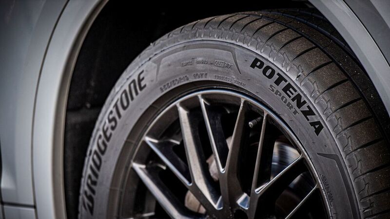 Mit dem UHP-Reifen Potenza Sport hat Bridgestone den Nachfolger des Potenza S 001 vorgestellt. Tests beim TÜV Süd bescheinigen dem Produkt im Vergleich mit anderen Premiumreifen den kürzesten Bremsweg auf trockener Fahrbahn sowie Topwerte bei der Fahrzeugstabilität in Kurven und auf Geraden. Außerden wurde er als bester Reifen bei Kurvenfahrten sowie im Handling auf nasser Fahrbahn bewertet und trägt das EU-Reifenlabel „A“ für Nasshaftung. Der Potenza Sport ist in 96 Größen von 17 bis 22 Zoll erhältlich. Erstausrüstungsverträge gibt es unter anderem für die BMW 8er-Serie, den Lamborghini Huracán STO und den Maserati MC20. (Bridgestone)