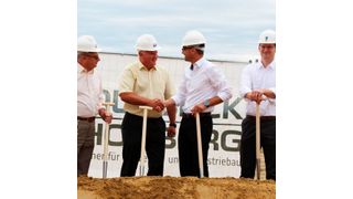 Rüdiger Hahn, Vorsitzender der Geschäftsführung der Winkler Unternehmensgruppe (2.v.r.), Erich Klein, Bürgermeister (1.v.l.), und Ernst Wendl, Vize-Bürgermeister (2.v.l.), freuen sich auf eine gute Zusammenarbeit in Himberg. (Winkler)