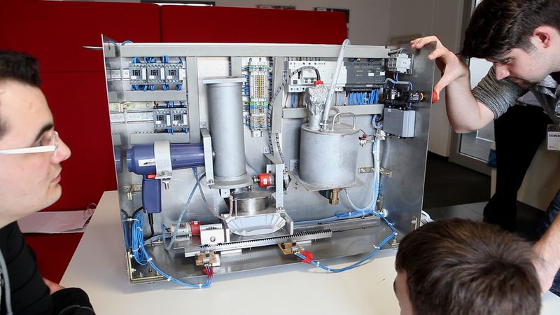...in dem sie über einen Heißluftföhn „gegrillt“ wird: Luftleitbleche im inneren des Rohrs lassen die heiße Luft zirkulieren und braten die Wurst gleichmäßig. (Bild: Siemens)