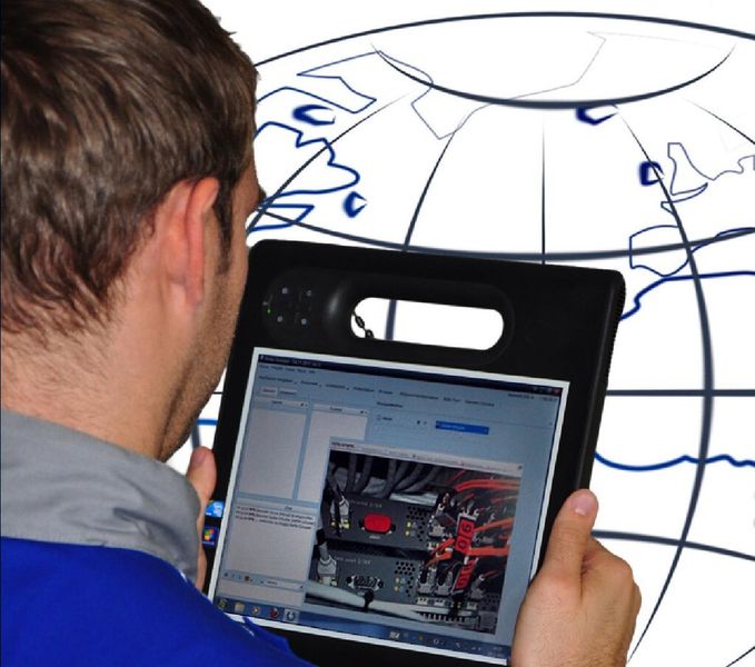 Das mobile Assistenzsystem „Mavus“ basiert auf Echtzeit-Kommunikation über Internet und unterstützt Automatisierungskunden bei der Inbetriebnahme, Fehlerbehebung und Wartung ihrer Anlagen. (Bild: Heitec)