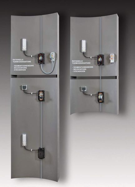 Bild 3: Das Verdrahtungskonzept Fieldpower vereinfacht das elektrische Verbinden einzelner Turmsegmente. Links: Turmsegmente mit vorkonfektionierten Verbindungsleitungen und Kontaktblock. Rechts: Der Anschlussblock wird in die Powerbox gesteckt, die sich im anderen Turmsegment befindet. Bild: Weidmüller (Archiv: Vogel Business Media)