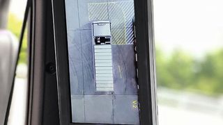 Alles frei: Dank Draufsicht auf dem Axion-Monitor hat der Lkw-Fahrer sein Umfeld im Blick. (Axion)