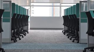 Fachkräftemangel und die Suche nach Aushilfen und Vertretungen lassen die Unternehmen  Stellenausschreibungen auf diversen Job-Portalen schalten. Reichweite, aber auch die Kosten weichen mitunter stark voneinander ab.  (gemeinfrei: kate.sade auf Unsplash)