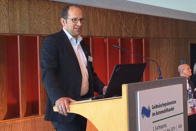 ZDK-Referent Stefan Laing erläuterte die von ihm erstellte Publikation „Bekämpfung von Geldwäsche“. (Baeuchle/»kfz-betrieb«)