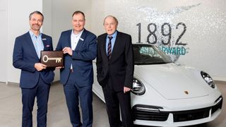 Besiegelten den Deal (v.l.n.r.): Hans Jürgen Persy (Vorstandschef der Löhr-Gruppe), Daniel Georg Rittersbacher (Geschäftsführender Gesellschafter der Georg Rittersbacher Sportwagen GmbH) und Günther Falkenstein (Aufsichtsratsvorsitzender der Löhr-Gruppe). Alle drei wurden vor dem Foto negativ auf das Corona-Virus getestet. (Löhr-Gruppe)