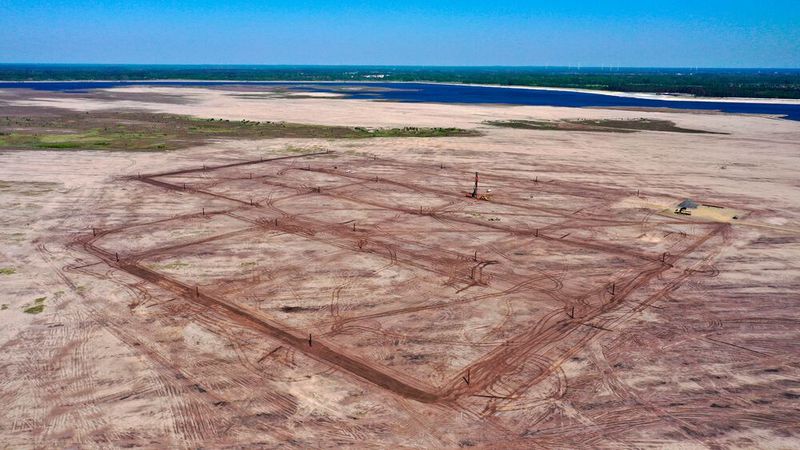 Hier entsteht Deutschlands größte schwimmende Photovoltaikanlage: Luftaufnahme des Standorts der zukünftigen Floating-PV-Anlage im noch nicht gefluteten Cottbuser Ostsee. Insgesamt 34 Dalben dienen als Anker für die Schwimmkörper, auf denen die PV-Module montiert werden. (Bild: LEAG)