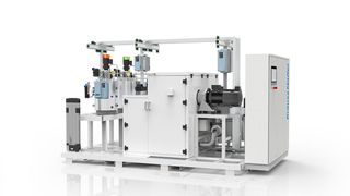 Die neue MXW 4500 für das Lackieren von Kunststoffteilen arbeitet für größere Zudosierungen von PUR-Lack mit einer Rimstar Compact 16/29 und ... (Bild: Krauss-Maffei)