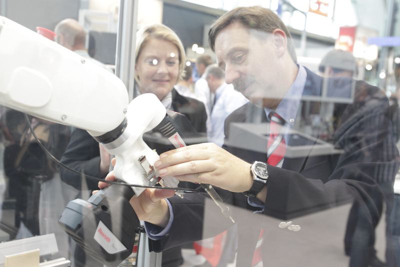 ... und zeigen auch keinerlei Berührungsängste. (Bild: Motek)