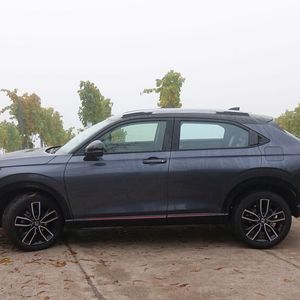 In der Seitenansicht fällt die recht große Bodenfreiheit des HR-V auf. Ein Geländewagen ist er aber nicht – Allradantrieb ist nicht verfügbar.(Bild:  Rosenow – »kfz-betrieb«)