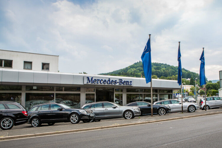 Keimzelle des Unternehmens in der Stadt im Spessart ist aber der Mercedes-Benz-Schauraum. Vom bisherigen Unternehmen im nahen Würzburg trennte sich Grampp 1975. Die Historie des Autohauses reicht in das Jahr 1939 zurück. (Foto: Grampp)