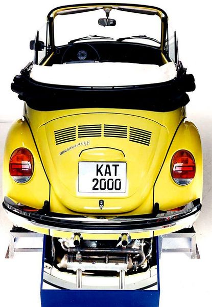 1996 feierte der Automechanika-Innovationspreis seine Premiere. Damals, auf der 14. Automechanika, ging HJS-Fahrzeugtechnik mit dem Kat-Nachrüstsystem „HJS-Kat 2000“ unter 78 Bewerbern als Sieger hervor. Neben dem Gewinner wurden auch die Firmen Bosch, Facom, Gutmann Messtechnik, Autodiagnos, Volkswagen sowie Würth für weitere Innovationen geehrt.  (Bild: HJS)