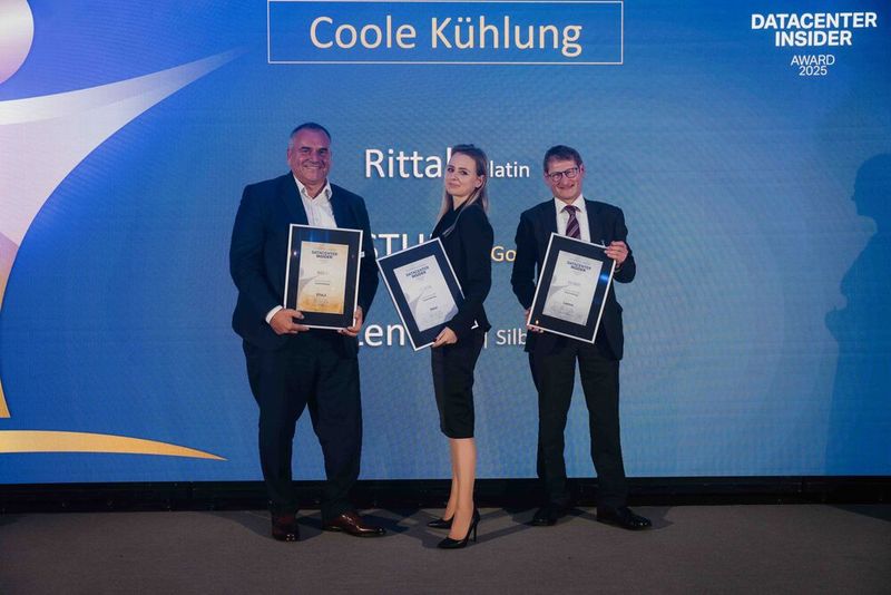 In der Kategorie „Coole Kühlung“ haben die Leser Lenovo (Silber), Stulz (Gold) und Rittal (Platin) auserkoren. Auf der Bühne glänzten Paul Hoecherl stellvertretend für Lenovo, Mirko Hoffmann für Stulz und Yulia Fedorovich für Rittal.  (Bild: Manuel Emme Fotografie)