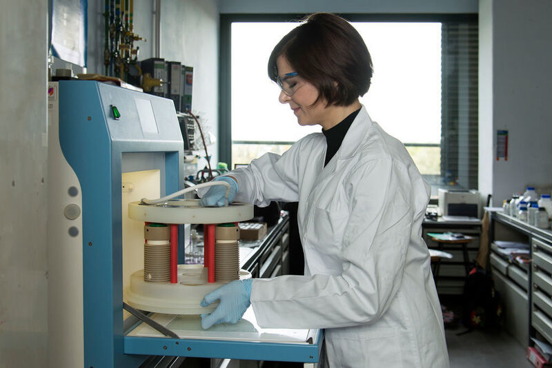 Dr. Jennifer Ludwig stellt Reaktionsgefäße in den Mikrowellen-Ofen  (TU München)