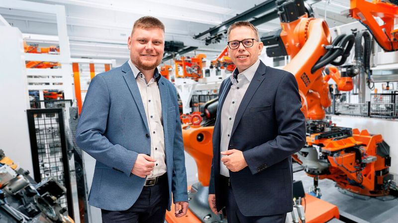 Persönliche Beratung: Jens Müller (r.) und Igor Osnizki von Müller & Partner Sachverständige sind zertifizierte Sachverständige für Maschinensicherheit. (Bild: Laura Boysen)