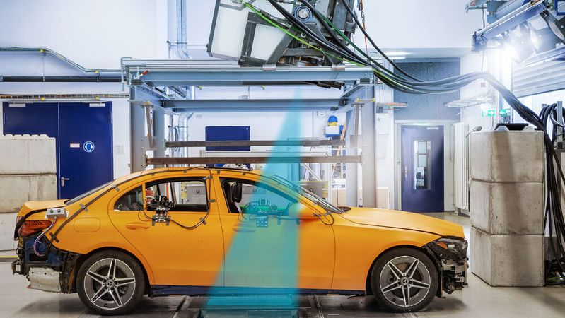 Mercedes-Benz und das Fraunhofer EMI haben ein Fahrzeug während eines Crashtests durchleuchtet.(Bild:  © Mercedes-Benz Group AG)