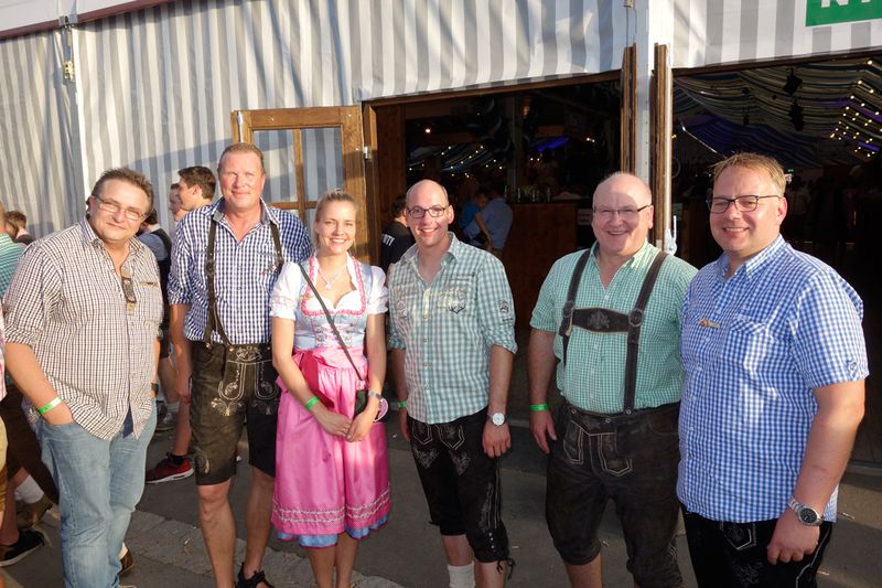 Etwas frische Luft schnappen (v. l.) Volker Kessler, LumIT, Gerd Schauer, HPS, Vera Lelles, Inovatus, Holger Dölle und Karl-Heinz Schoo, ALSO, Stefan Kuhlmann, Inovatus Systemhaus.  (Bild: IT-BUSINESS)