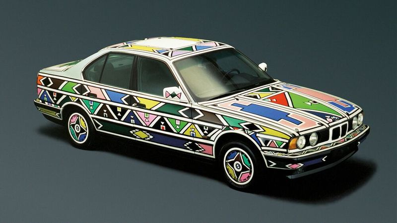Das Dutzend-Art-Cars war mit diesem auffälligen BMW 5er aus dem Jahr 1991 komplett. Noch bemerkenswerter: Erstmals übernahm eine Frau die Gestaltung eines BMW-Art-Cars. Das Design ist unschwer als Reminiszenz an die Kultur Afrikas zu entschlüsseln. Konkret bezieht es sich auf „die Hausdekoration meines Stammes“, erklärte Mahlangu die Gestaltung des Art Cars, Ndebele-Muster genannt. Eine Tradition, die von Generation zu Generation weitergegeben wird – und zwar ausschließlich unter Frauen. Eine Woche nahm sich die Künstlerin Zeit, um ihren Beitrag zur Art-Cars-Reihe zu gestalten. Wie die meisten seiner Vorgänger und auch Nachfolger ist Nr. 12 ein reines Ausstellungsstück. Und natürlich ein Unikat. (Bild: BMW)