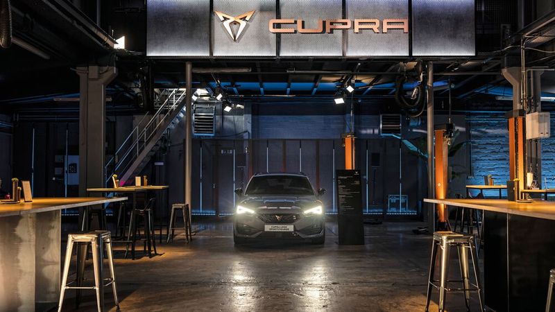 Bezogen hat die Cupra Garage in Hamburg einen alten Industriebau aus den 1950er Jahren.  (Bild: Seat)