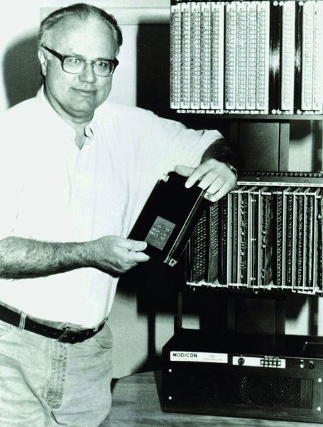 Eine Erfindung verändert die Automation: 1969 gründete der Amerikaner Richard Morley sein Unternehmen Modicon und entwickelte die erste speicherprogrammierbare Steuerung (SPS) mit der Bezeichnung Modicon 084. Das neuartige System für die Fertigungsautomatisierung ersetzte nun die festverdrahtete Relais-Ablaufsteuerung. Gut 30.000 DM (15.338 €) kostete 1975 eine SPS für den mittleren Anwendungsbereich. Das entsprechende (notwendige) Programmiergerät verlangte zusätzlich eine Investition von gut 20.000 DM (10.225 €). Mitte der 80er-Jahre verkaufte sich die speicherprogrammierbare Steuerung bestens, trotz ihrer noch immer relativ hohen Preise; denn durch Substitution der althergebrachten Relaistechnik ergaben sich neue Möglichkeiten in der Fertigung. Neben Mensch und Maschine wurde 1986 die Information ein wichtiger Produktionsfaktor. Dezentralisierung und Kommunikationsnetze waren Trends; der Rechnerhersteller Digital Equipment präsentierte mit acht Software-Partnern eine vernetzte Pumpenfabrik auf der CeBIT 1986. (Bild: AEG)