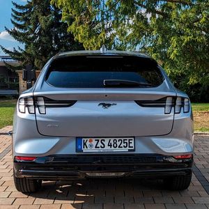 Optische Reminiszenz an den „echten“ Mustang sind die dreiteiligen Rückleuchten.(Bild:  Rosenow – VCG)